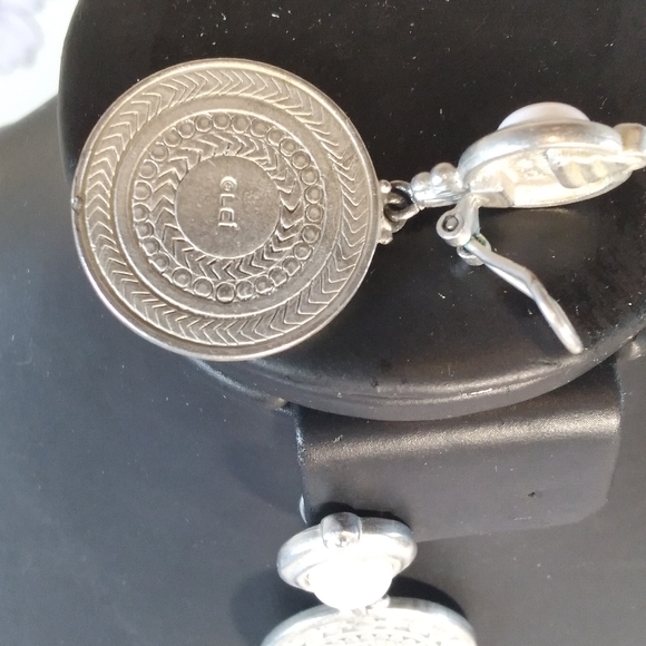 Vintage Liz Claibourne Clip On Earrings. Large Silver Medallion Design Unique - Picture 10 of 12